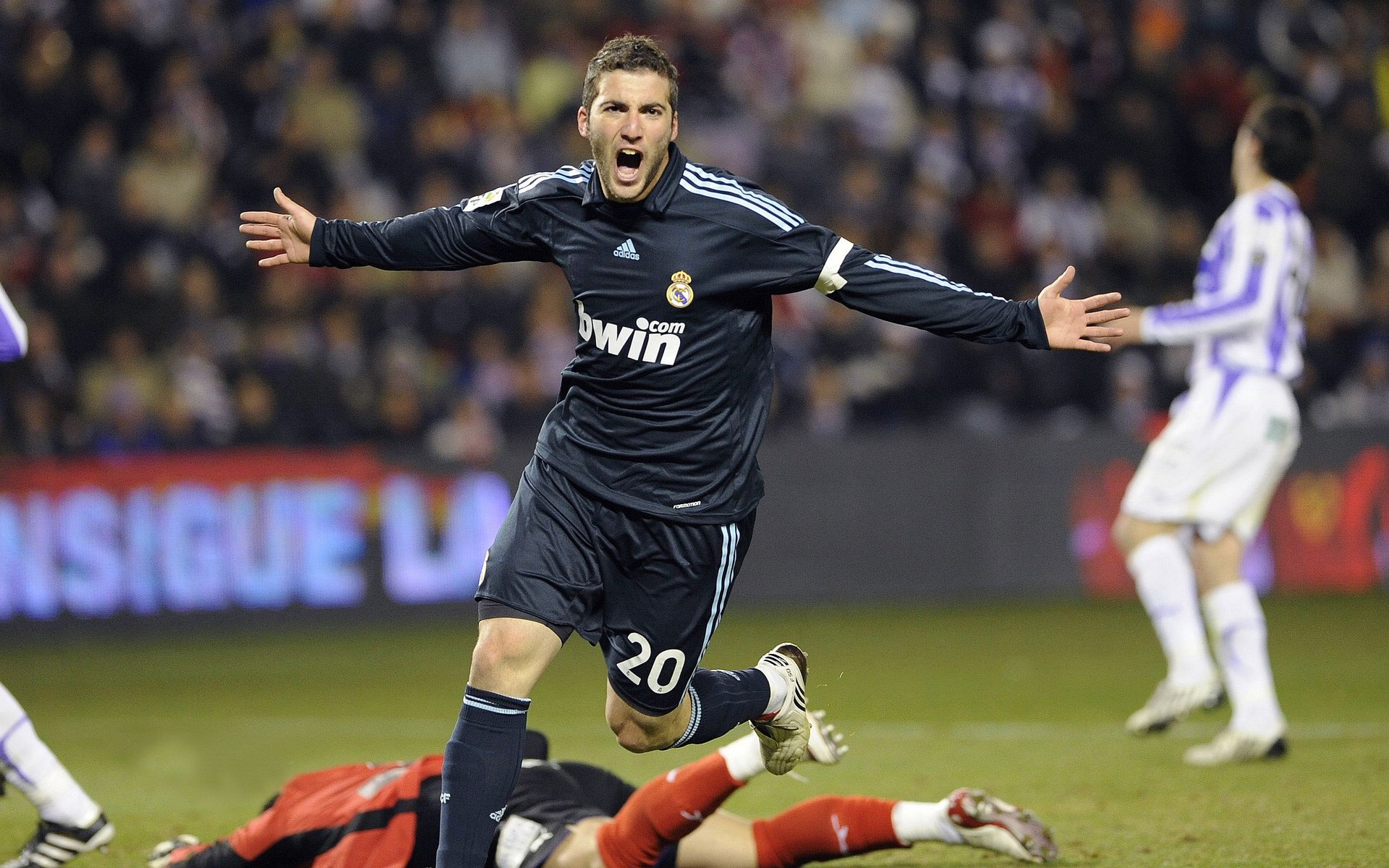 “亚戈·卡尔曼的快速突破与精准传球，成就阿根廷美洲狮队的全能进攻”