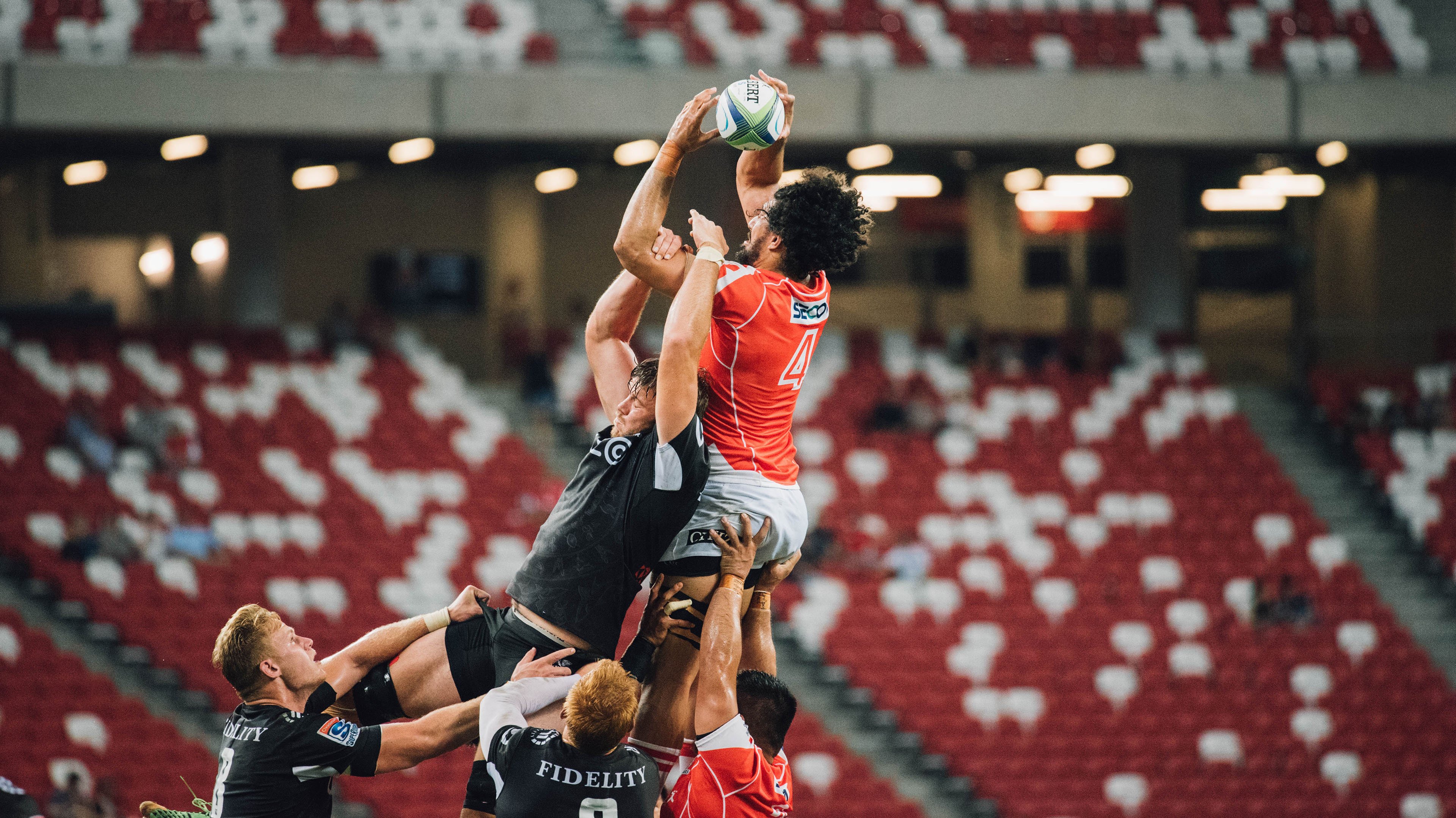 跳水环节摩纳哥动作干净利落，摩纳哥潜水